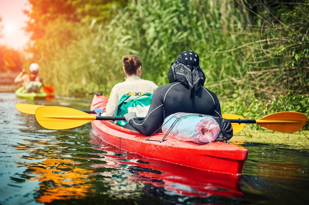 couple in tandem kayak