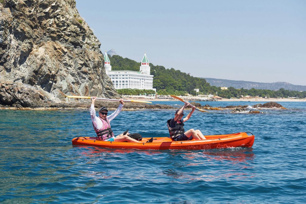 family in tandem kayak